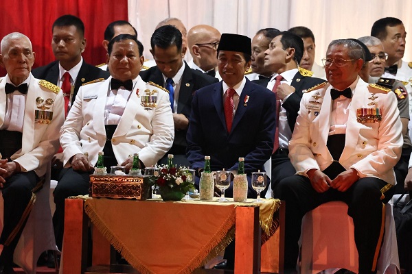 Presiden Jokowi Didampingi Menhan Prabowo Memimpin Upacara Parade Senja